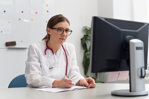 médecin cabinet ia ordinateur admin - freepik