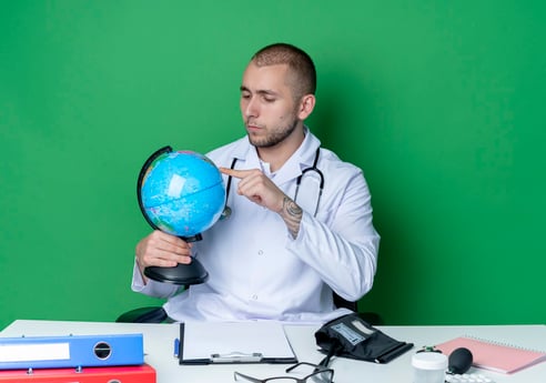 médecin prévoyance retraite voyage - freepik