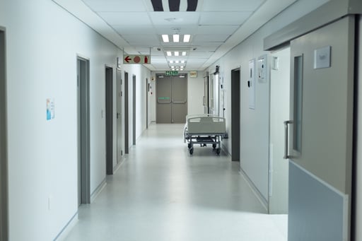 moveable-hospital-bed-in-an-empty-hospital-corrido-2023-11-27-05-20-03-utc