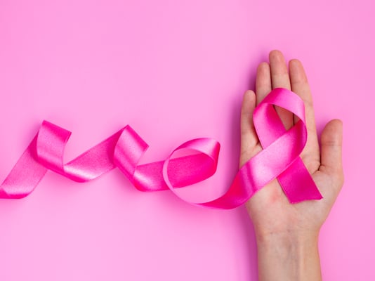 octobre rose cancer sein - freepik