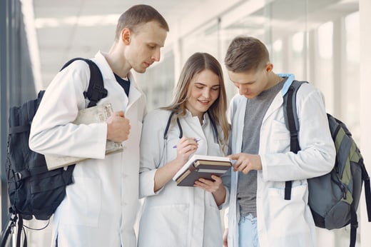 relève médicale étudiants médecine - freepik